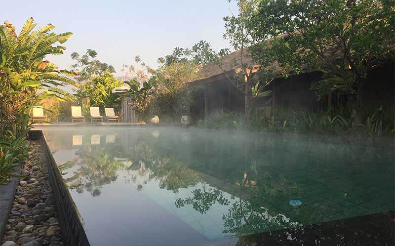 The nice and huge pool with a view to the mountain